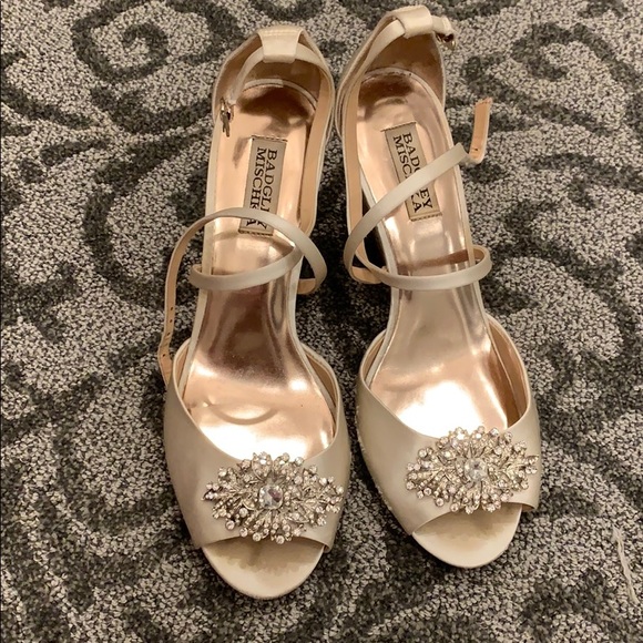 Gorgeous Badgley Mischka Cream Satin Wedge - Picture 2 of 8